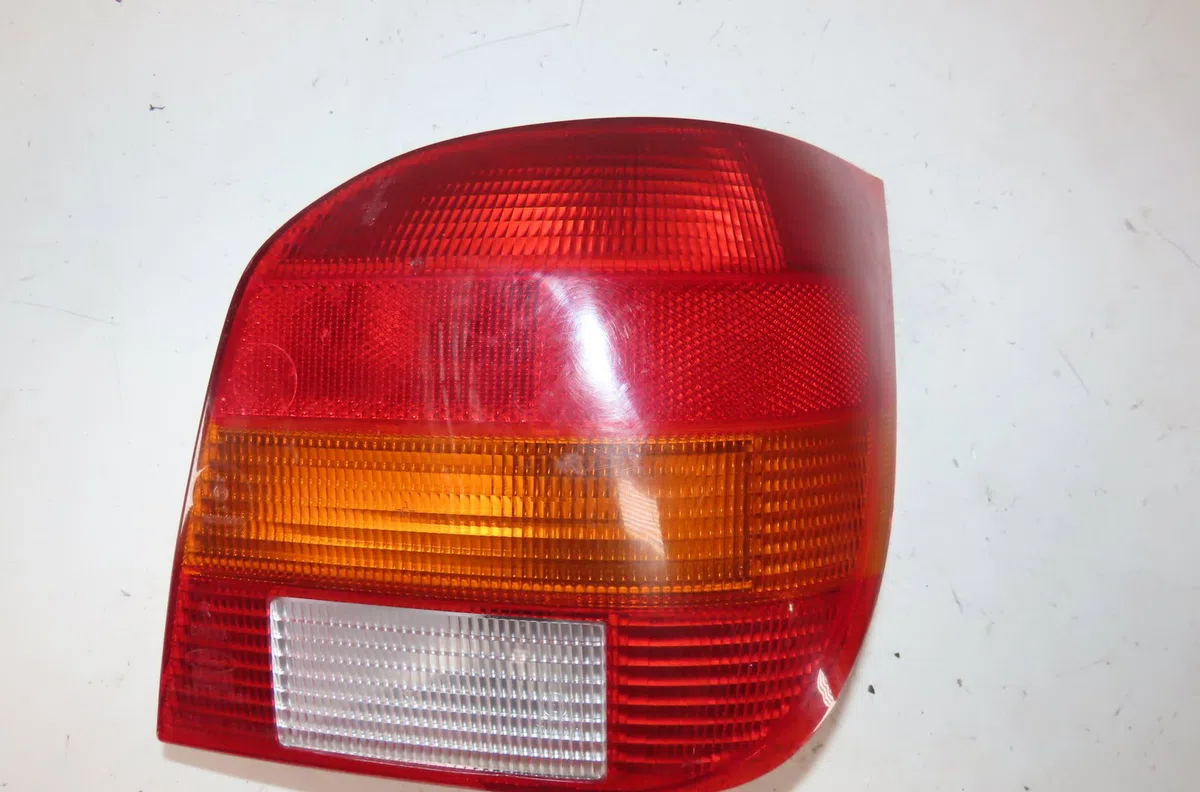 Feu arrière droit FORD FIESTA III  1.1i occasion