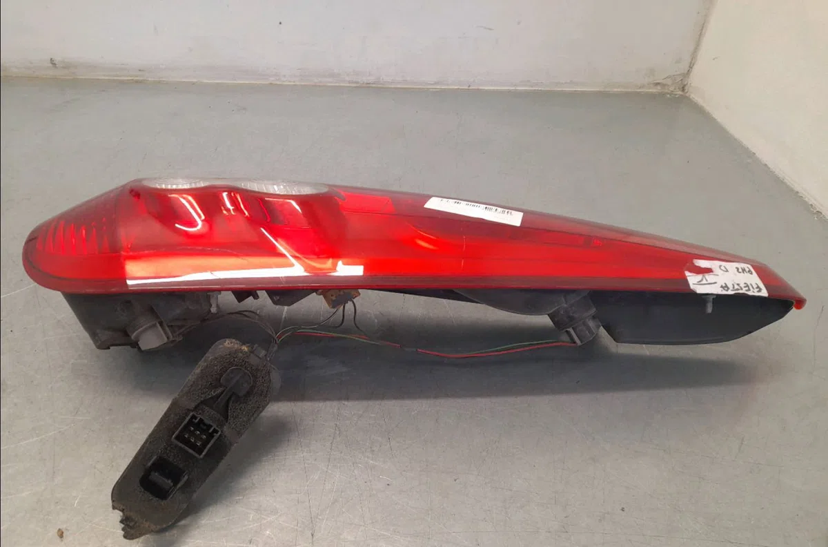 Feu arrière droit FORD FIESTA V  1.4 TDCI occasion