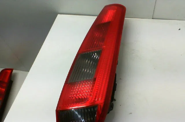 Feu arrière droit FORD FIESTA V  1.4i occasion