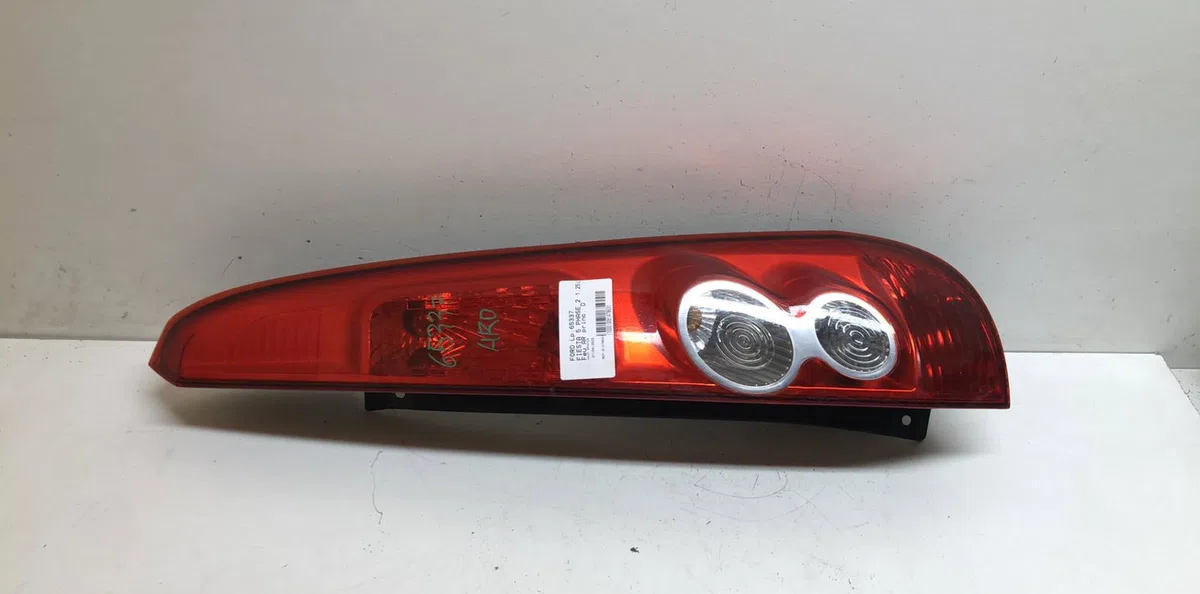 Feu arrière droit Ford FIESTA V (JH_, JD_) 1.25 16v (2002-2008) occasion