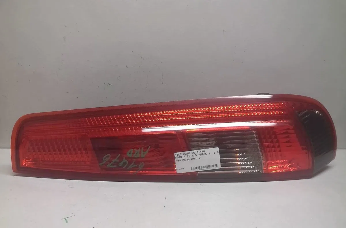 Feu arrière droit Ford FIESTA V (JH_, JD_) 1.3 (2001-2008) 3 portes occasion