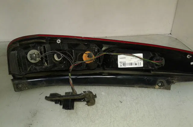 Feu arrière droit Ford FIESTA V (JH_, JD_) 1.4 tdci (2001-2008) 5 portes occasion