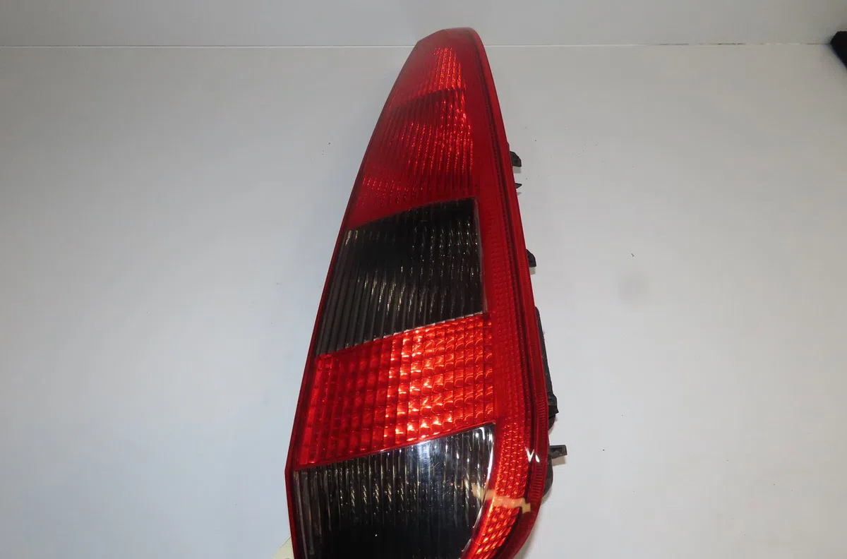 Feu arrière droit Ford FIESTA V (JH_, JD_) 1.6 16v (2001-2008) occasion