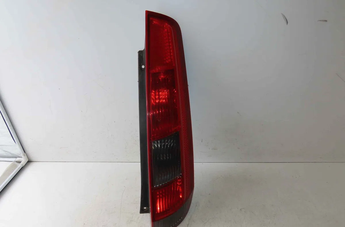 Feu arrière droit FORD FIESTA V occasion