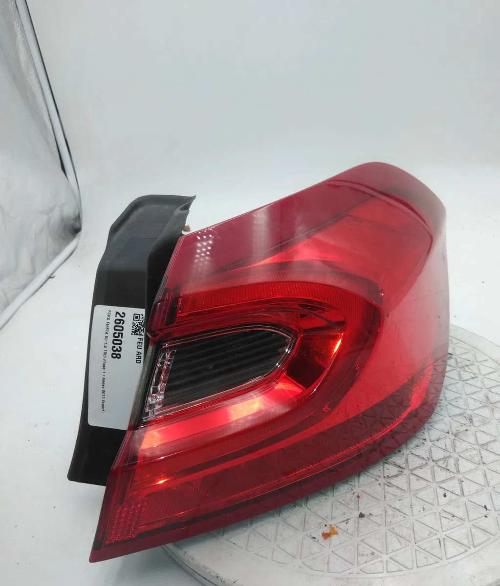 Feu arrière droit FORD FIESTA VII occasion