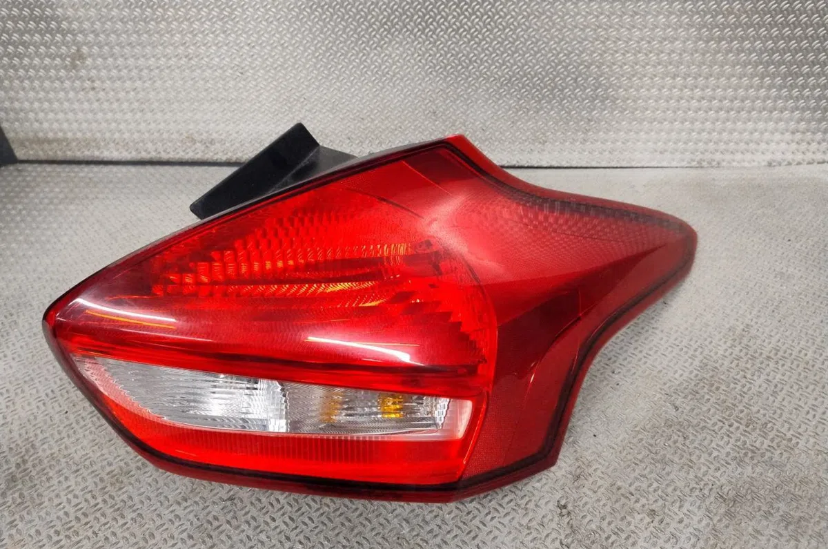 Feu arrière droit FORD FOCUS 3  FOCUS 3 PHASE 2 occasion