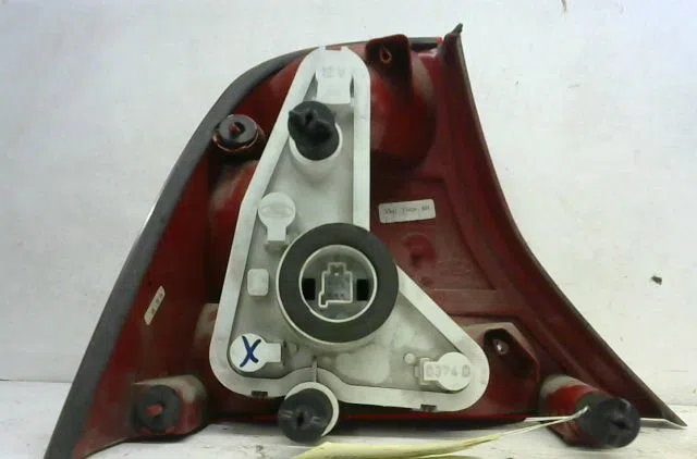 Feu arrière droit Ford FOCUS I A trois volumes (DFW) 1.6 16v (1999-2004) occasion