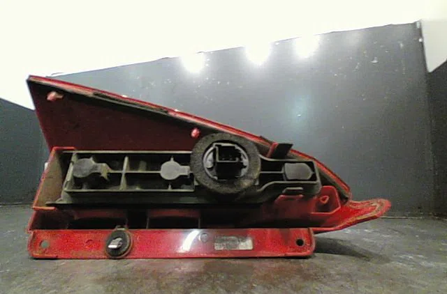 Feu arrière droit Ford FOCUS I Clipper (DNW) 1.6 16v (1999-2004) occasion