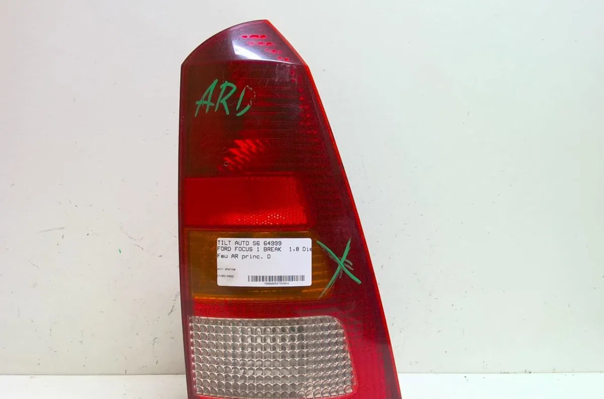 Feu arrière droit Ford FOCUS I Clipper (DNW) 1.8 tdci (2001-2004) occasion