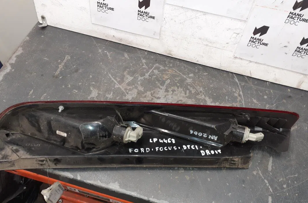 Feu arrière droit Ford FOCUS II (DA_, HCP, DP) 1.6 tdci (2004-2012) occasion