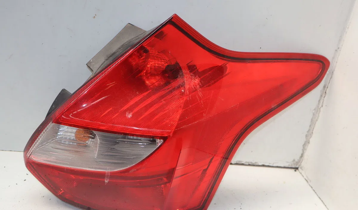Feu arrière droit Ford FOCUS III 1.6 flexifuel (2010) occasion