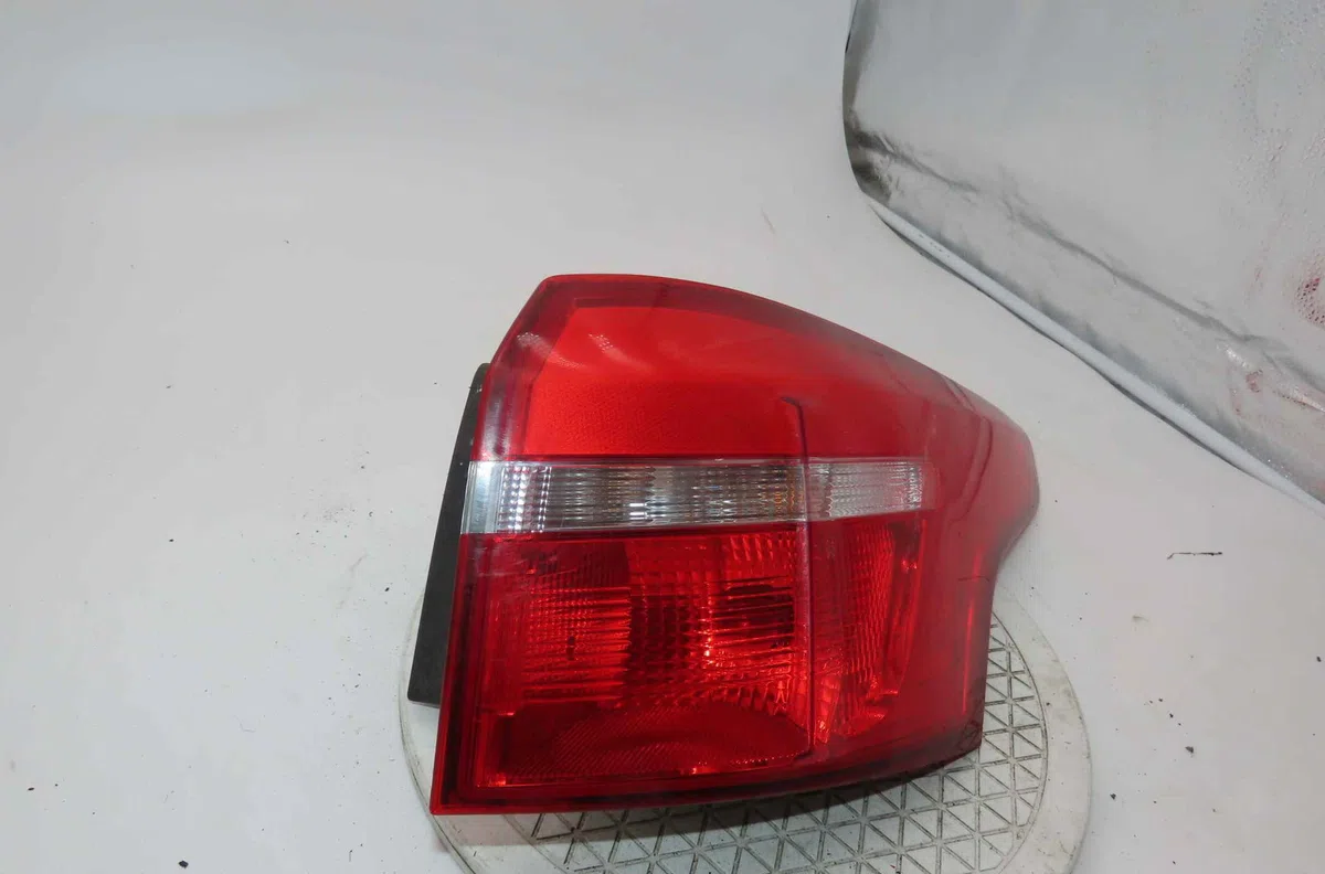 Feu arrière droit FORD FOCUS III occasion