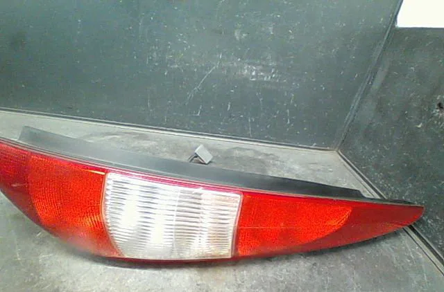 Feu arrière droit FORD MONDEO II 2004 occasion