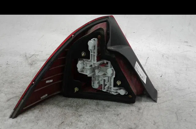 Feu arrière droit Ford MONDEO III (B5Y) 1.8 16v (2000-2007) occasion