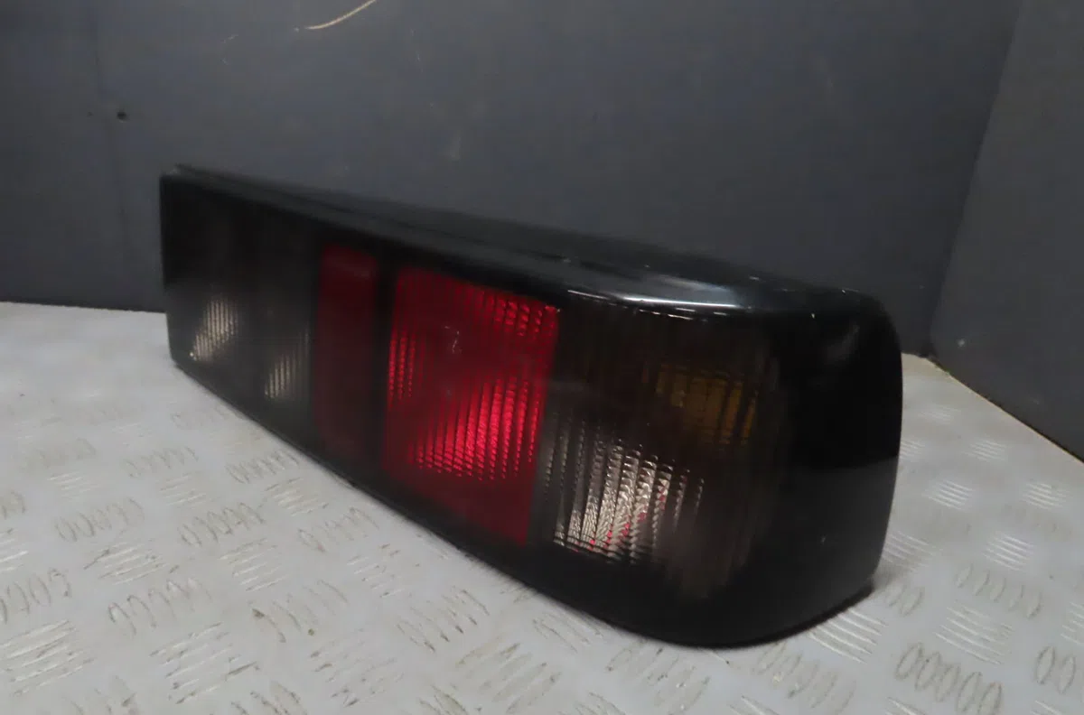 Feu arrière droit FORD SIERRA 1989 occasion