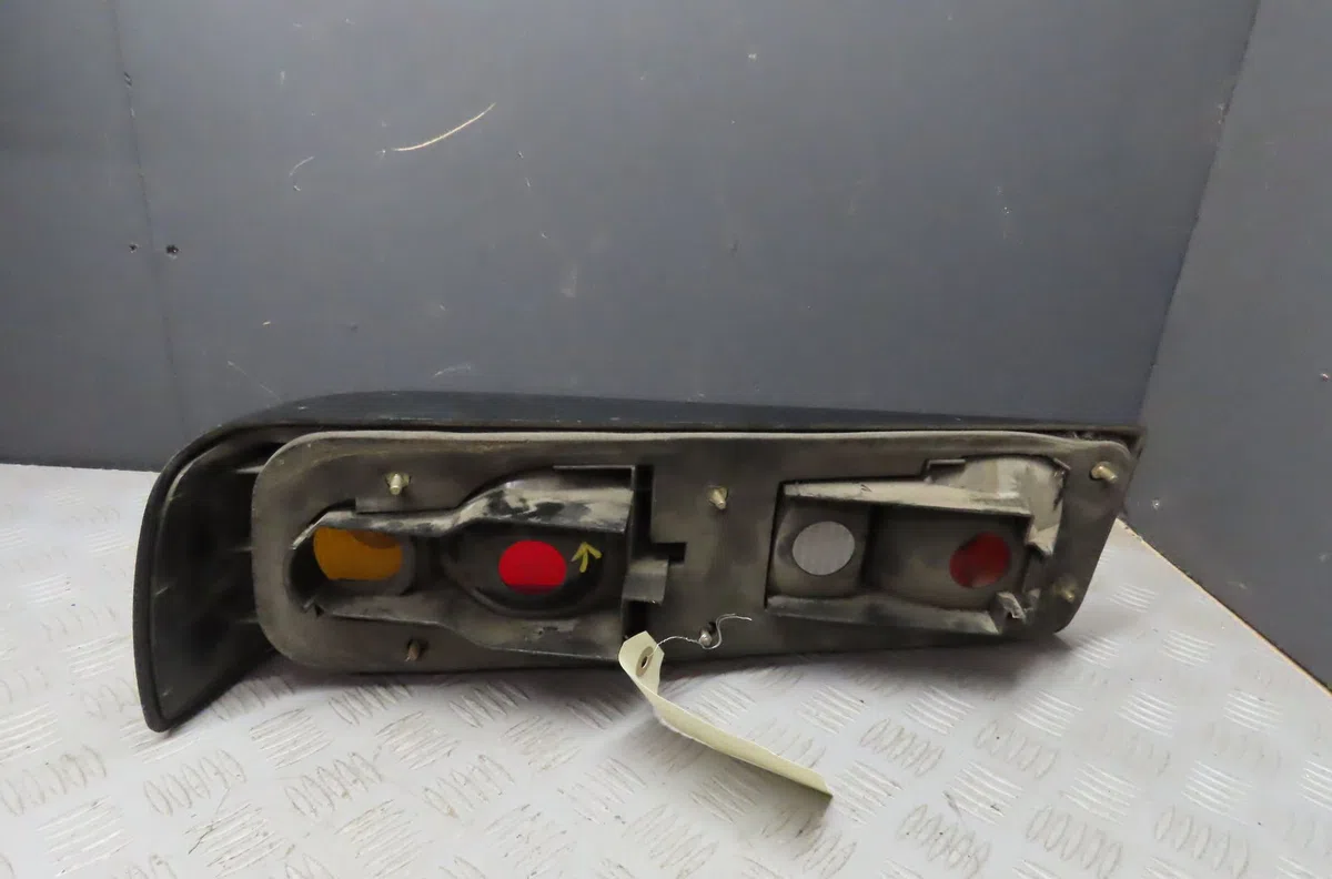Feu arrière droit FORD SIERRA 1989 occasion