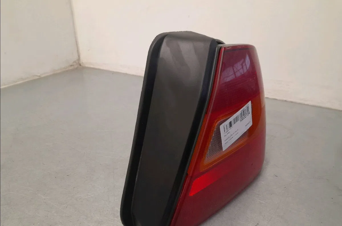 Feu arrière droit HONDA CIVIC VI  1.6I LS occasion