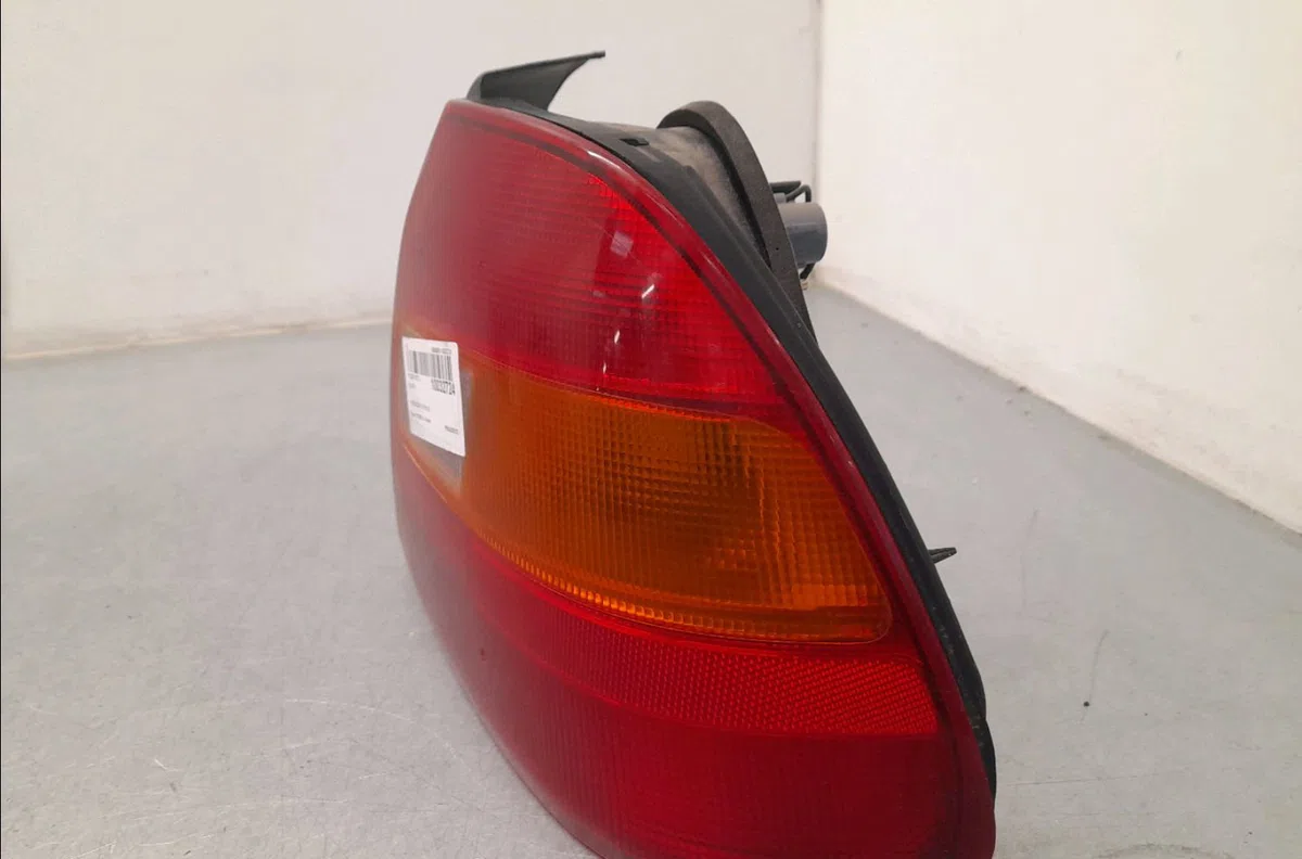 Feu arrière droit HONDA CIVIC VI  1.6I LS occasion