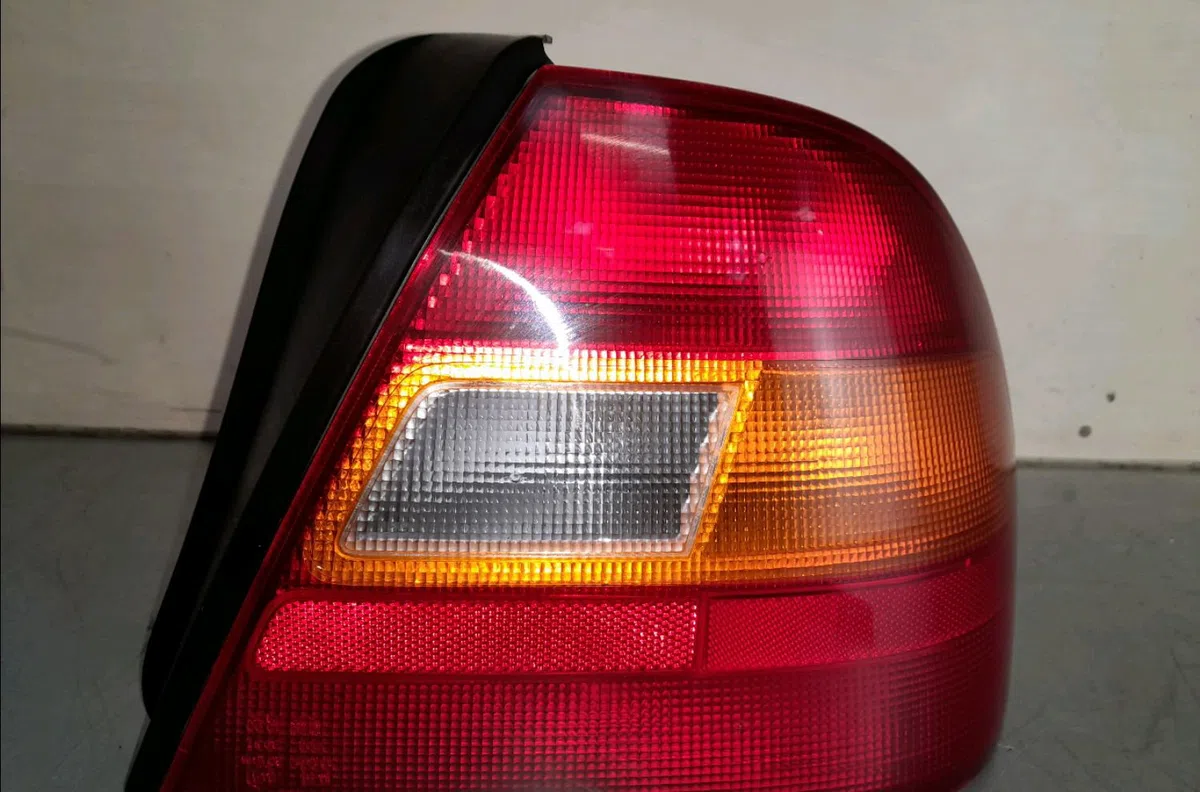 Feu arrière droit Honda CIVIC VI Fastback (MA, MB) 1.4 i (ma8, mb2) (1995-2001) occasion