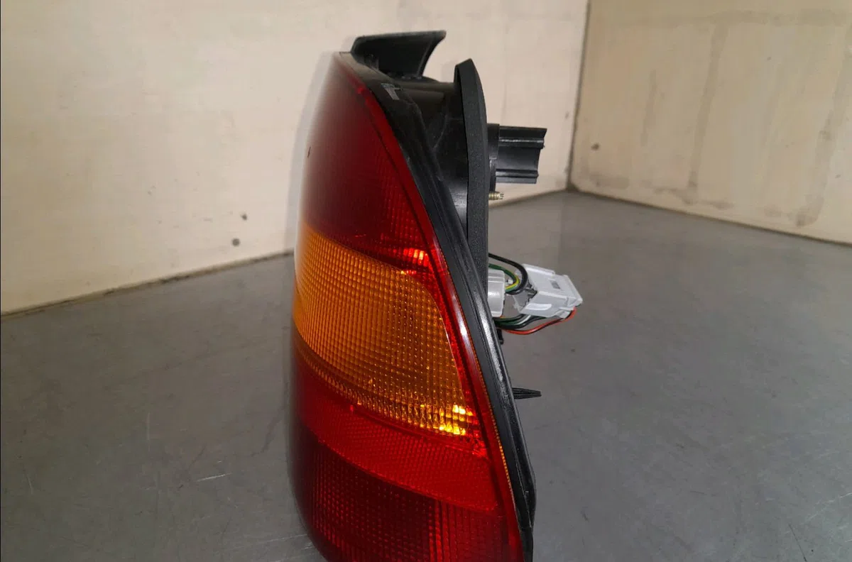 Feu arrière droit Honda CIVIC VI Fastback (MA, MB) 1.4 i (ma8, mb2) (1995-2001) occasion