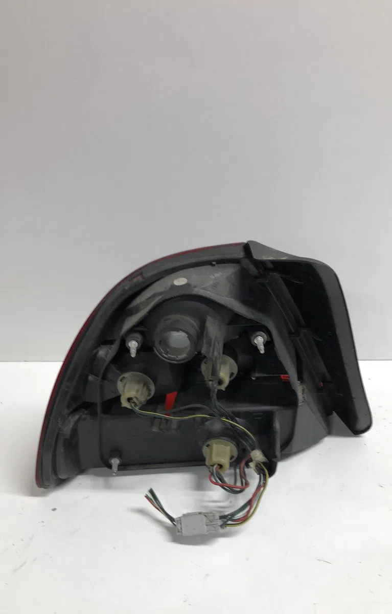 Feu arrière droit Honda CIVIC VI Fastback (MA, MB) 1.6 16v (mb4) (1997-2001) occasion