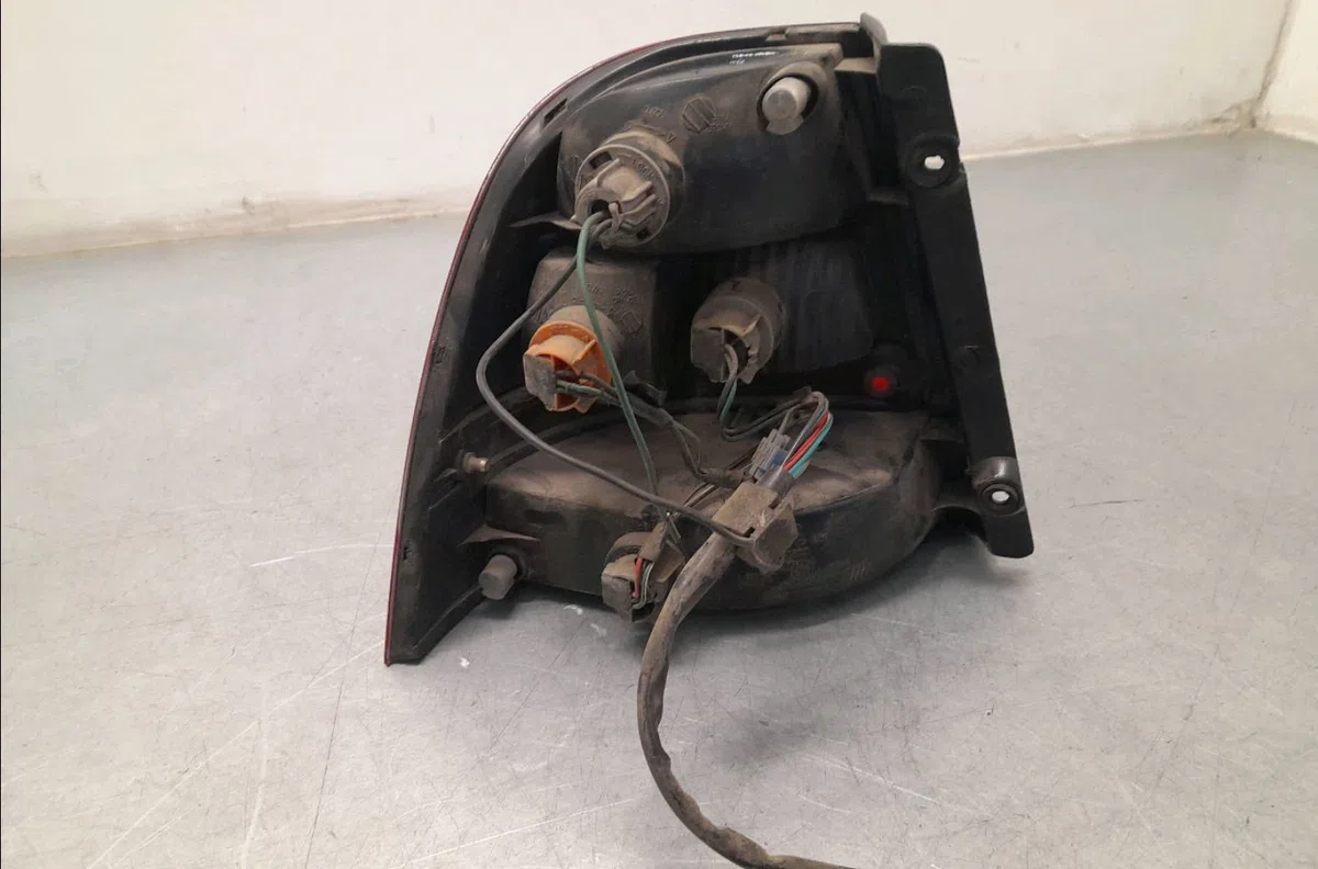 Feu arrière droit Honda CIVIC VI Fastback (MA, MB) 2.0 tdic (mb7) (1998-2000) occasion