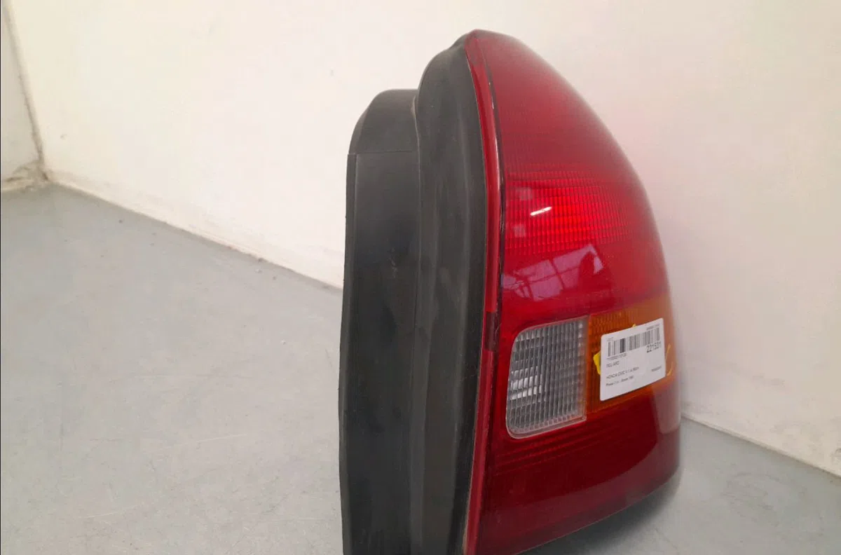 Feu arrière droit Honda CIVIC VI Hatchback (EJ, EK) 1.4 i s (ej9) (1995-2001) occasion