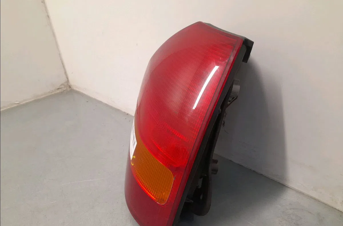 Feu arrière droit Honda CIVIC VI Hatchback (EJ, EK) 1.4 i s (ej9) (1995-2001) occasion