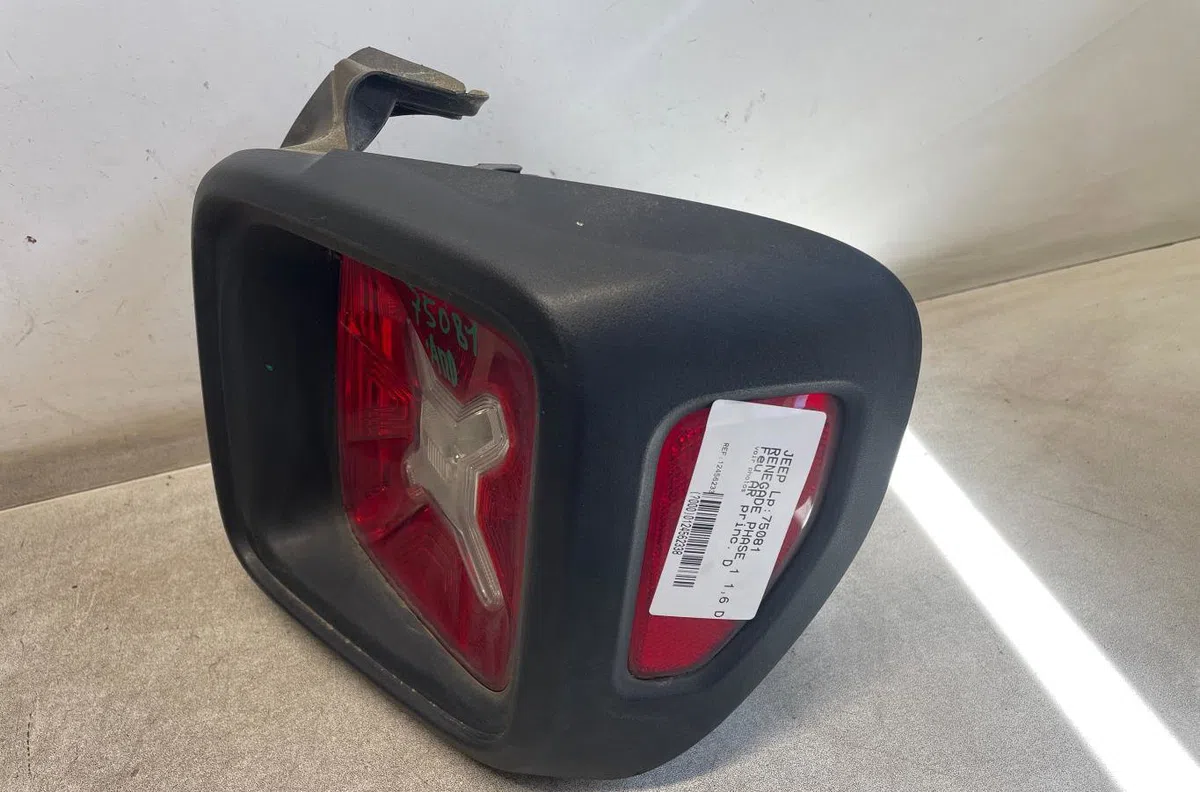Feu arrière droit Jeep RENEGADE SUV (BU, B1, BV) 1.6 crd (2014) occasion