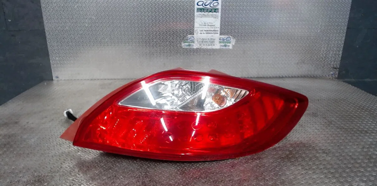 Feu arrière droit MAZDA 2 2  2 2 PHASE 1 occasion