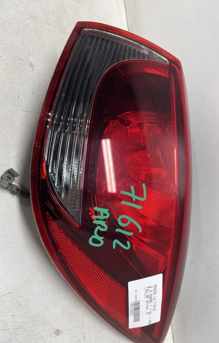 Feu arrière droit Mazda 2 (DL, DJ) 1.5 skyactiv-g (2014) occasion