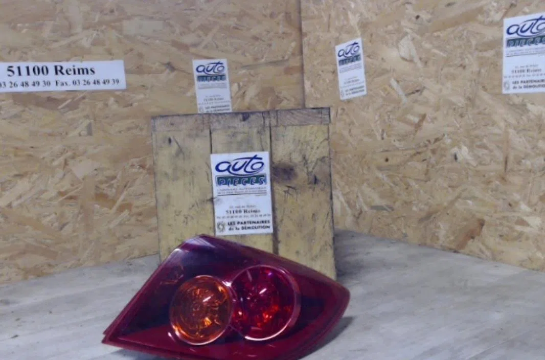 Feu arrière droit MAZDA 3 1  3 1 PHASE 1 occasion