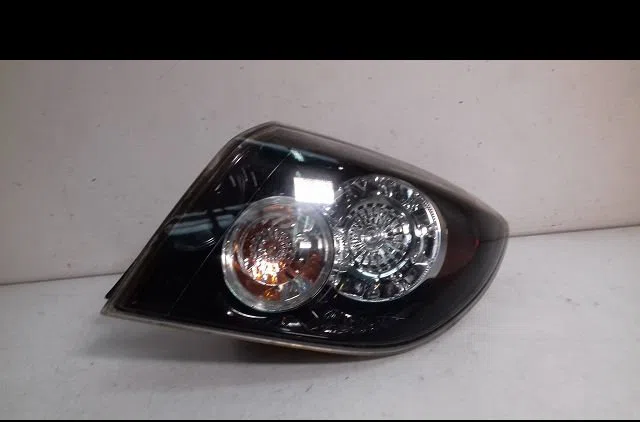 Feu arrière droit Mazda 3 (BK) 1.6 di turbo (2004-2009) occasion