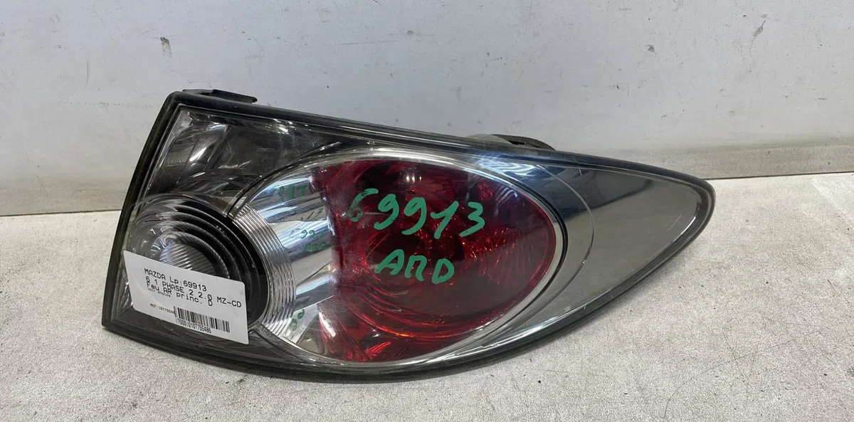 Feu arrière droit Mazda 6 Hatchback (GG) 2.0 di (gg14) (2002-2007) occasion