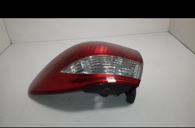 Feu arrière droit Mazda 626 V Hatchback (GF) 2.0 td (gffp) (2000-2002) occasion