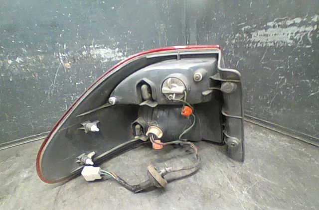 Feu arrière droit Mazda 626 V Hatchback (GF) 2.0 turbo di (gffp) (1998-2002) occasion