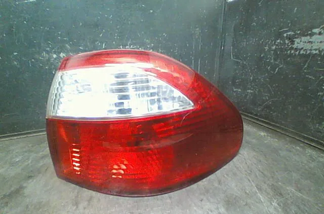 Feu arrière droit Mazda 626 V Hatchback (GF) 2.0 turbo di (gffp) (1998-2002) occasion