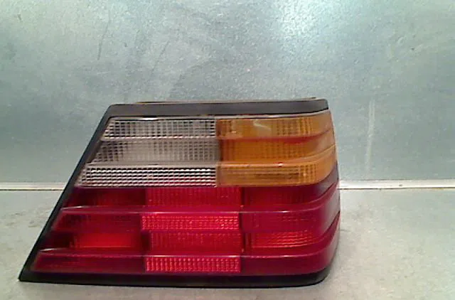 Feu arrière droit MERCEDES 250 1987 occasion