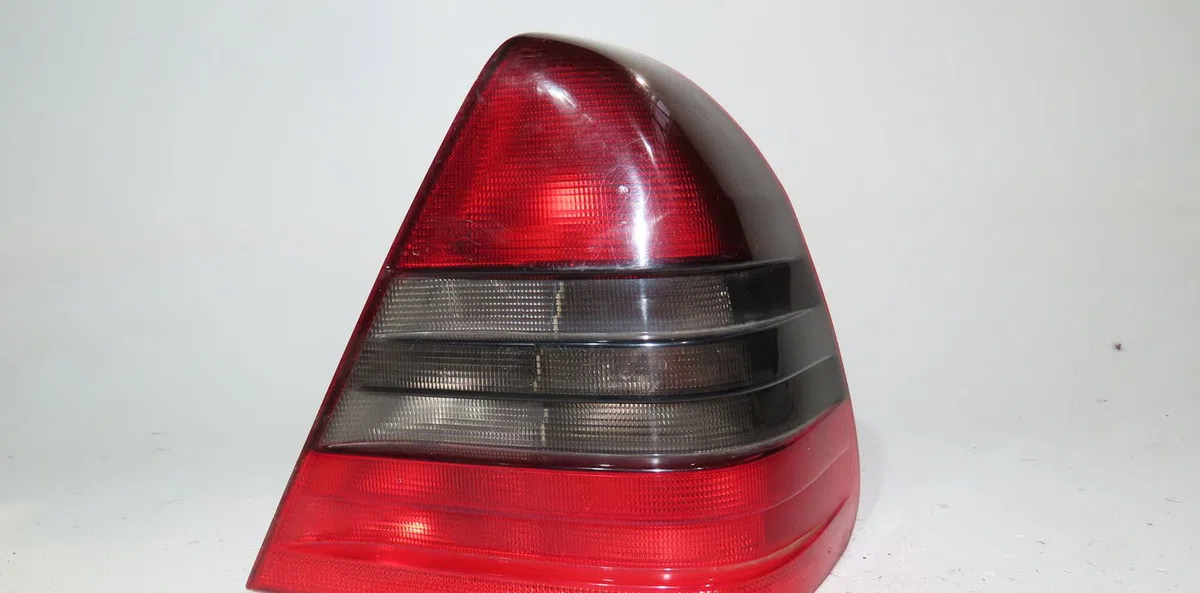 Feu arrière droit Mercedes-benz CLASSE C (W202) C 220 cdi (202.133) (1997-2000) 4 portes occasion