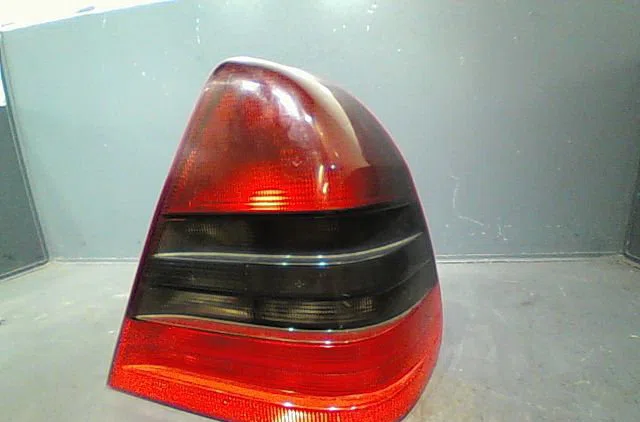 Feu arrière droit Mercedes-benz CLASSE C (W202) C 250 turbo-d (202.128) (1995-2000) occasion