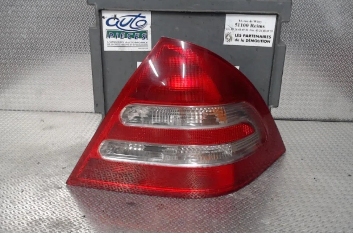 Feu arrière droit Mercedes-benz CLASSE C (W203) C 200 cdi (203.007) (2003-2007) occasion
