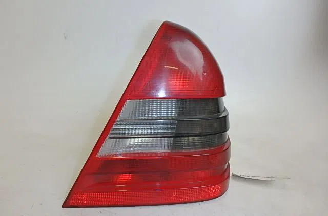 Feu arrière droit MERCEDES C180 occasion