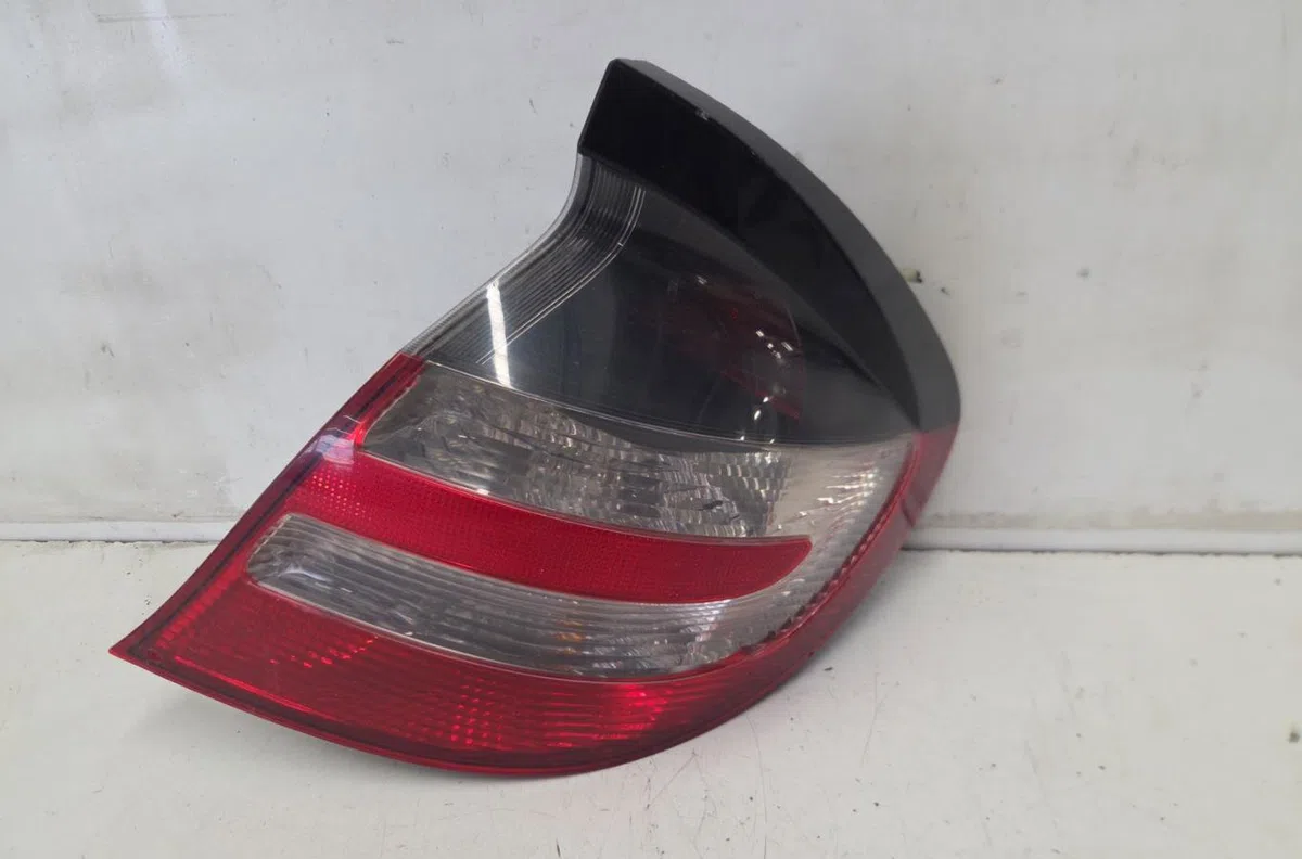 Feu arrière droit MERCEDES CLASSE C 203 COUPE SPORT PHASE 1 occasion