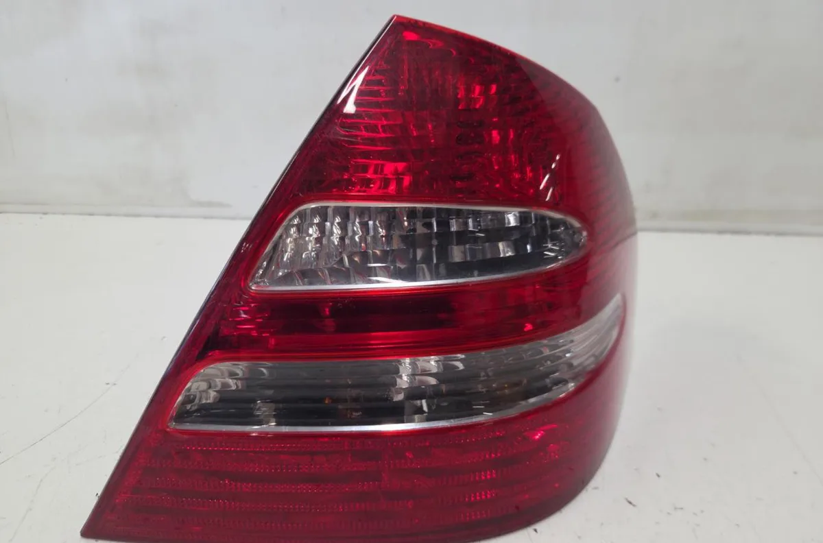 Feu arrière droit MERCEDES CLASSE E 211 PHASE 1 occasion