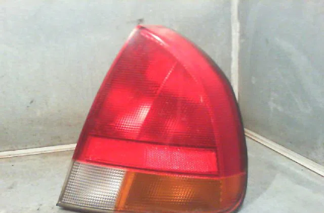 Feu arrière droit MITSUBISHI CARISMA 1998 occasion