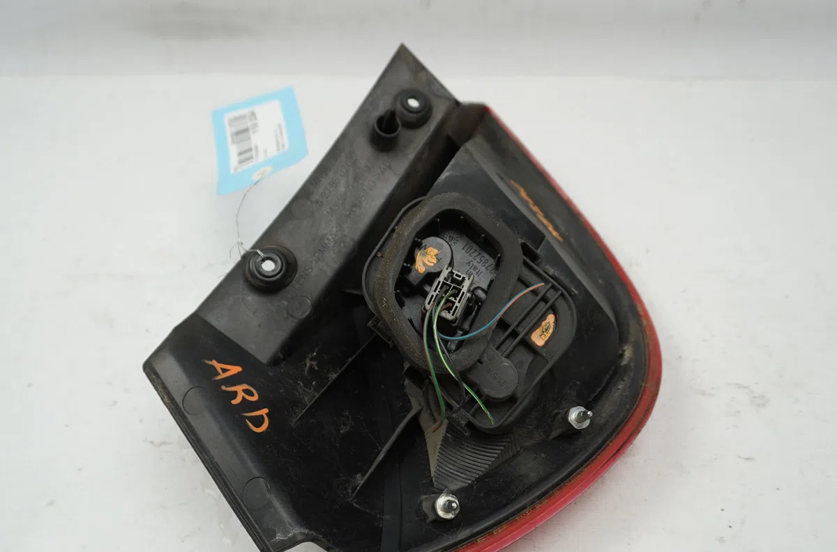 Feu arrière droit Mitsubishi COLT VI (Z3_A, Z2_A) 1.3 (z21a) (2004-2012) occasion