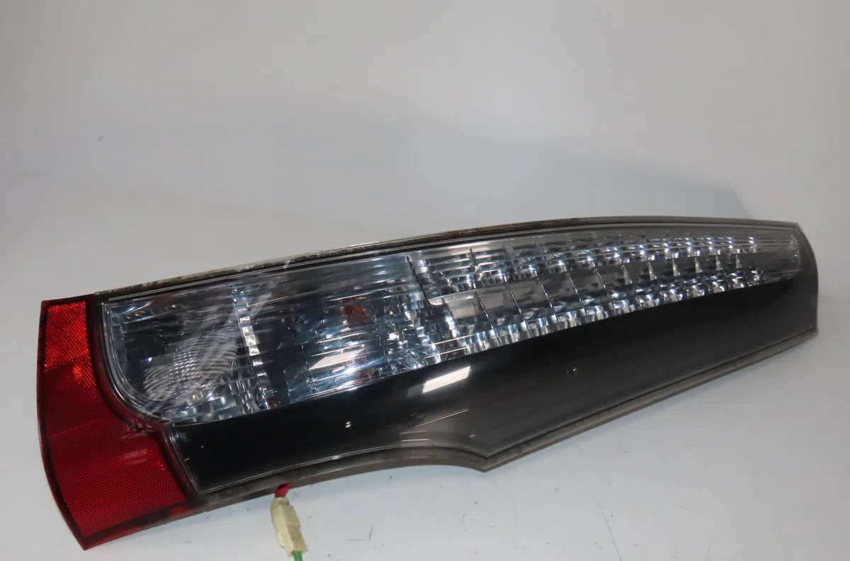 Feu arrière droit Mitsubishi GRANDIS (NA_W) 2.0 di-d (na8w) (2005-2010) occasion