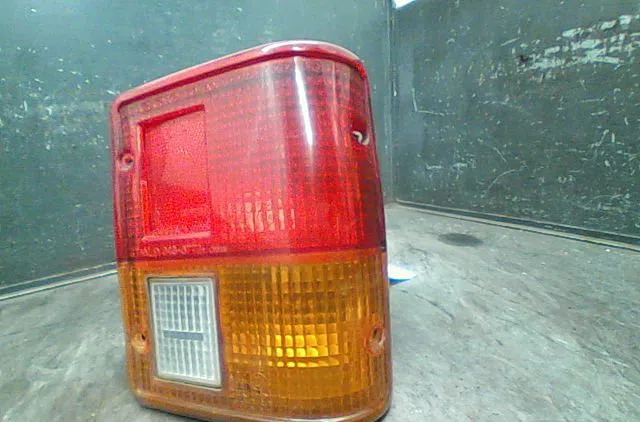 Feu arrière droit Mitsubishi PAJERO I (L04_G, L14_G) 2.5 td 4wd (l049g, l149g) (1986-1991) occasion