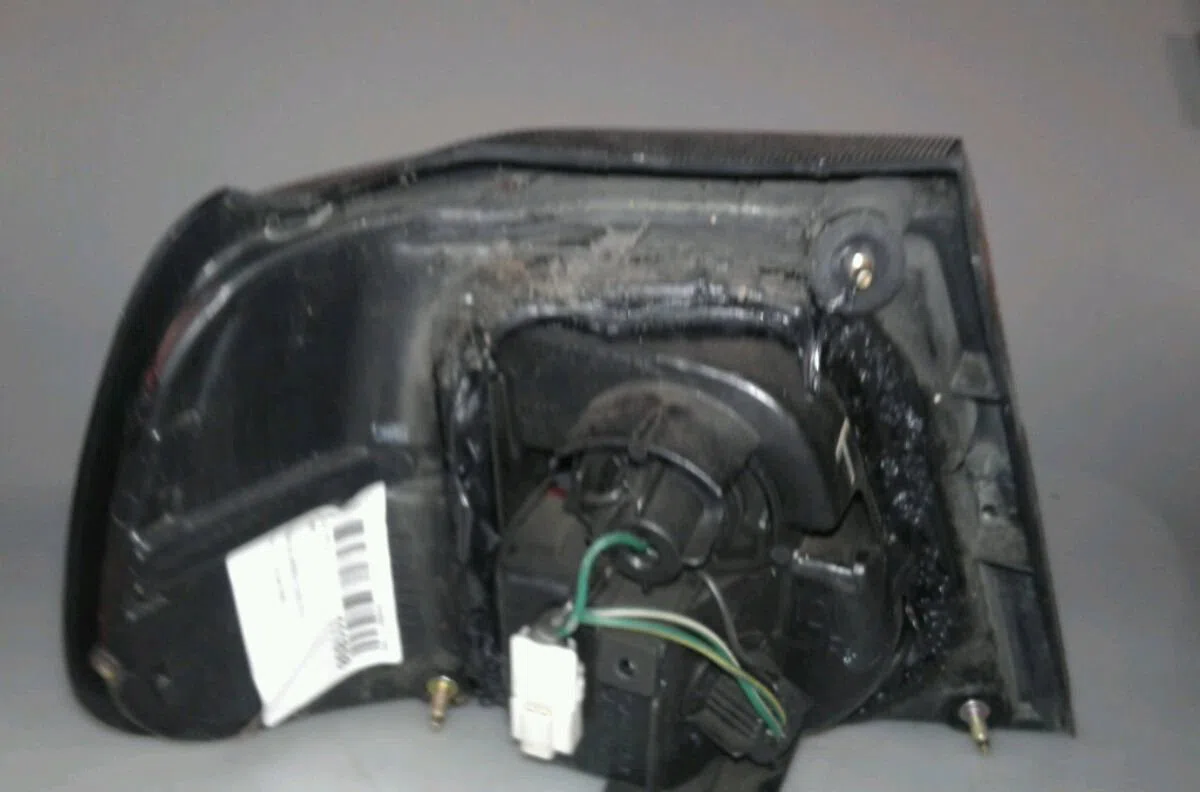 Feu arrière droit NISSAN ALMERA 1996 occasion