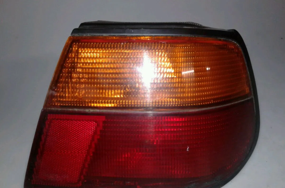 Feu arrière droit NISSAN ALMERA 1996 occasion